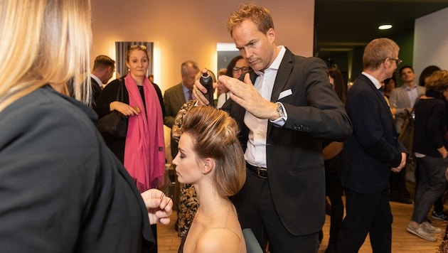 Hannes Steinmetz is a pro when it comes to prom hairstyles. (Bild: Gilbert Novy)