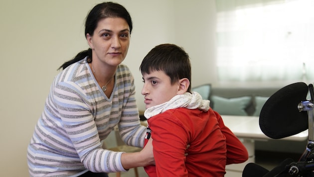 Mama Naime (36) kümmert sich rund um die Uhr liebevoll um ihren Almin (15) (Bild: gewefoto - Gerhard Wenzel)