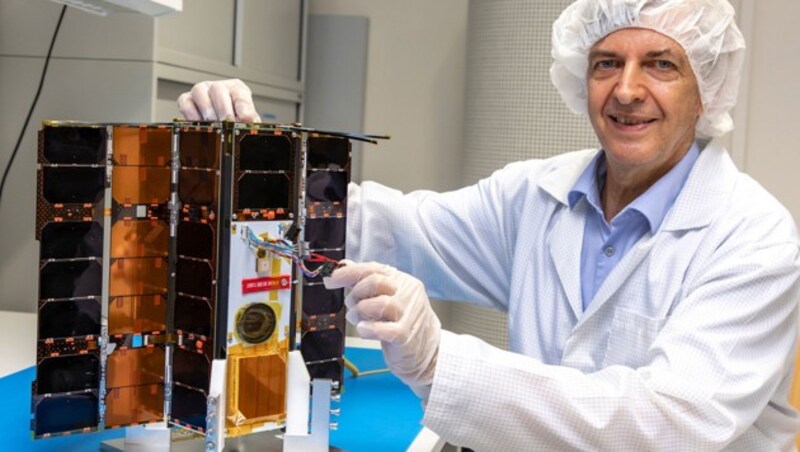 Otto Koudelka mit dem Kleinsatelliten OPS-SAT (Bild: APA/TU Graz/Helmut Lunghammer)