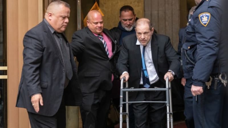 Weinstein stützte sich bei dem Gerichtstermin am Mittwoch auf eine Gehhilfe. (Bild: 2019 Getty Images)