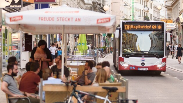 In den Sommermonaten mit den Wiener Linien durch die Stadt - im Bild ein Autobus der Linie 13A in der Neubaugasse (Bild: Wiener Linien/Raimund Appel)