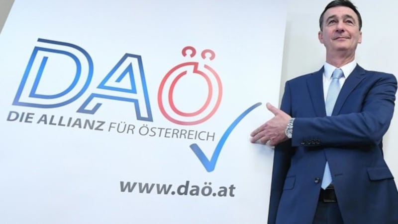 Karl Baron präsentiert „Die Allianz für Österreich“. (Bild: APA/Helmut Fohringer)