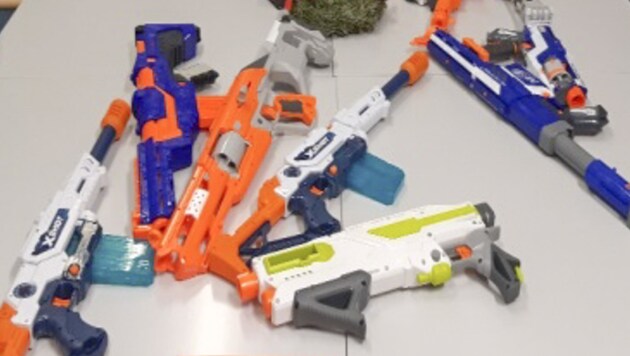 Mit diesen Spielzeugwaffen haben die Buben hantiert. (Bild: LPD Steiermark)