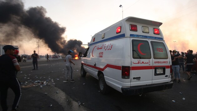 Bei jeder Kundgebung sind Fahrzeuge der Rettung zu sehen, die schwer verletzte oder gar tote Demonstranten abtransportieren. (Bild: APA/AFP/AHMAD AL-RUBAYE)