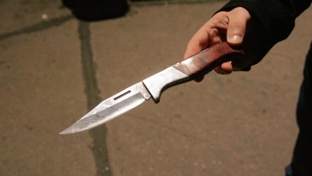 Mit einem Jagdmesser bedrohten zwei Unbekannte einen 21-jährigen Pongauer (Bild: Andi Schiel)