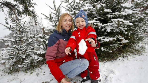 Verena und Toni aus Bad Vigaun haben ihre Freude am Wintereinbruch und spielen im Schnee (Bild: Tschepp Markus)