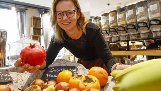 Christina Strauß verkauft Obst und Gemüse ohne Plastik (Bild: Tschepp Markus)
