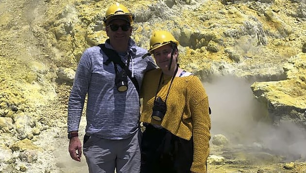 Lillani Hopkins mit ihrem Vater Geoff, kurz bevor der Vulkan ausbrach (Bild: APA/AFP/COURTESY OF LILLANI HOPKINS)