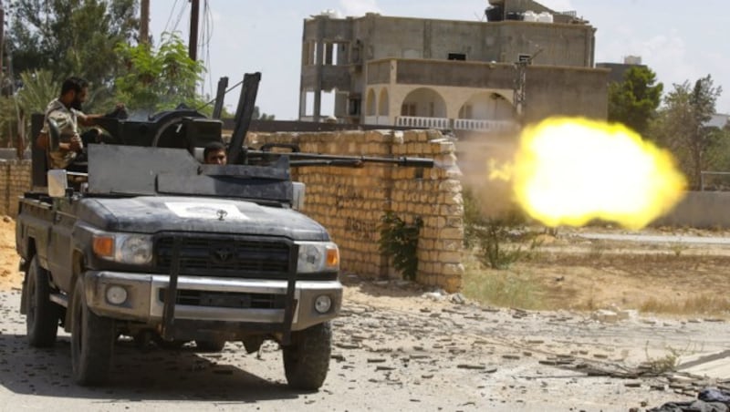 Kämpfer der Einheitsregierung in Tripolis feuern auf Stellungen der „Libyschen Nationalarmee“. (Bild: APA/AFP/Mahmud TURKIA)