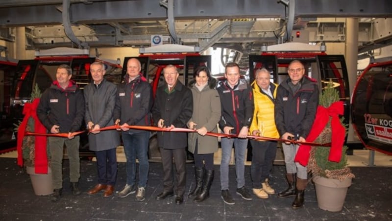 Anton Schwabl (Verwaltungsratsvorsitzender Hinterglemmer Bergbahnen), Dr. Bernhard Gratz (Bezirkshauptmann), Hans Georg Bachmann (Geschäftsführer Hinterglemmer Bergbahnen), Landeshauptmann Dr. Wilfried Haslauer, Frau KommR. Veronika Scheffer (Obfrau Fachgruppe Salzburger Seilbahnen), Bürgermeister Alois Hasenauer, Franz Hörl (Obmann Fachverband Seilbahnen Österreichs), Peter Mitterer (Geschäftsführer Hinterglemmer Bergbahnen) (Bild: Edith Danzer)