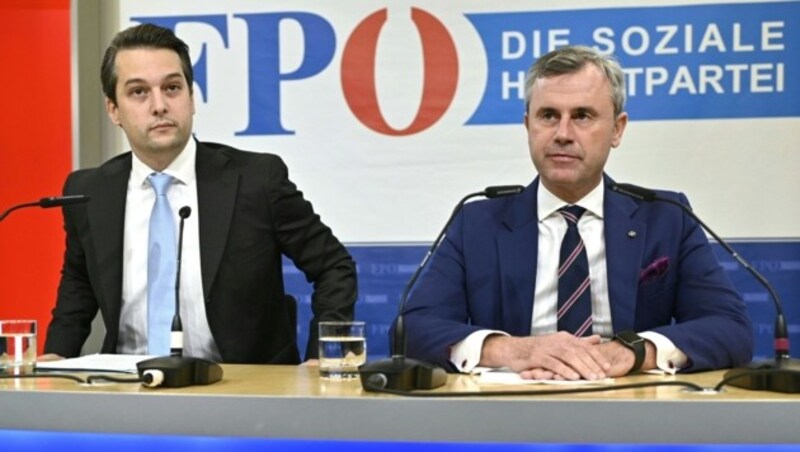 Wiens FPÖ-Landesparteiobmann Dominik Nepp und FPÖ-Bundesparteiobmann Norbert Hofer verkündeten bei einer Pressekonferenz den Ausschluss von Heinz-Christian Strache. (Bild: APA/HERBERT NEUBAUER)