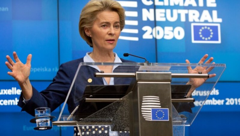 Absolvierten ihren ersten EU-Gipfel in ihren neuen Positionen: Kommissionschefin von der Leyen ... (Bild: ASSOCIATED PRESS)