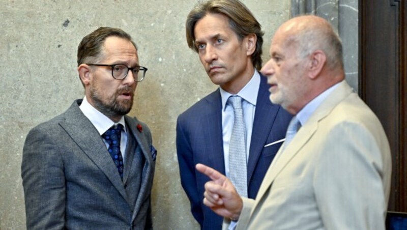 Grasser mit seinen Anwälten Norbert Wess (li.) und Manfred Ainedter (Bild: APA/HERBERT NEUBAUER/APA-POOL)