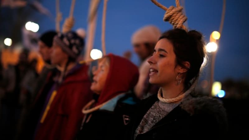 Aktivisten protestierten vor dem Kongresszentrum, in dem der Klimagipfel COP25 stattfand. (Bild: AP)