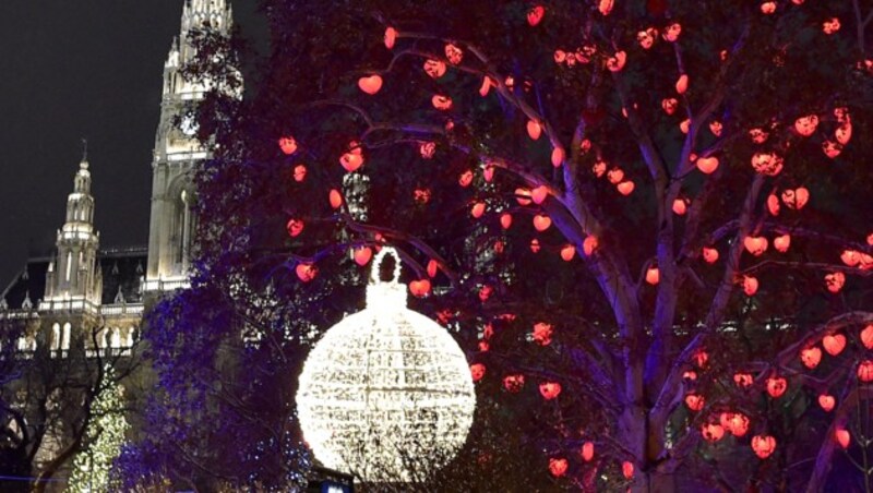 Der Christkindlmarkt am Wiener Rathausplatz mit Herzerlbaum (Bild: APA/HANS PUNZ)