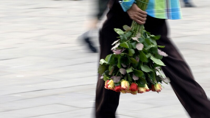 Vorsicht, wenn jemand Fremder Ihnen im Urlaub Blumen anbietet. (Bild: stock.adobe.com)