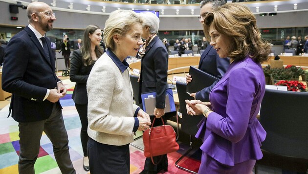 Bierlein (re.) und von der Leyen beim EU-Gipfel am Freitag in Brüssel (Bild: APA/BKA/ANDY WENZEL)