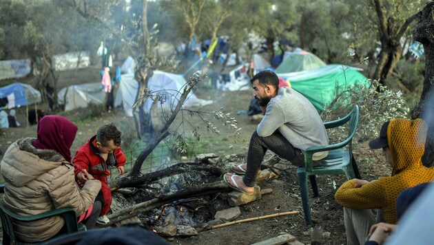 Flüchtlinge im berüchtigten Lager Moria auf Lesbos (Bild: APA/AFP/ARIS MESSINIS)