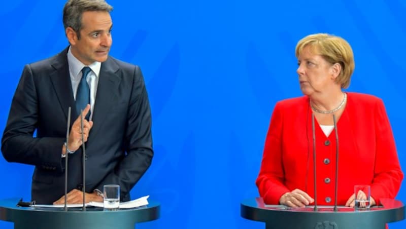 Gesprächsbedarf: Mitsotakis und seine deutsche Amtskollegin Angela Merkel (Bild: APA/AFP/TOBIAS SCHWARZ)