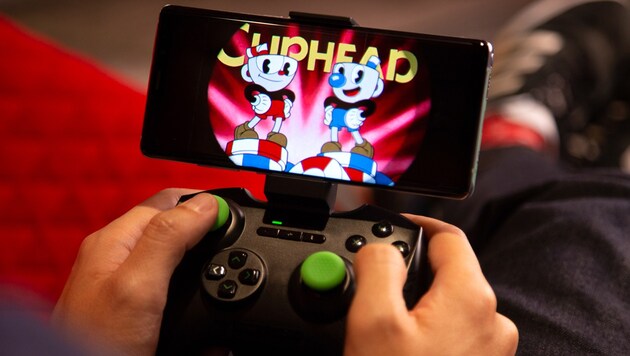 Für Smartphone-Gamer empfehlen sich Controller mit Handyhalterung. (Bild: steampowered.com)