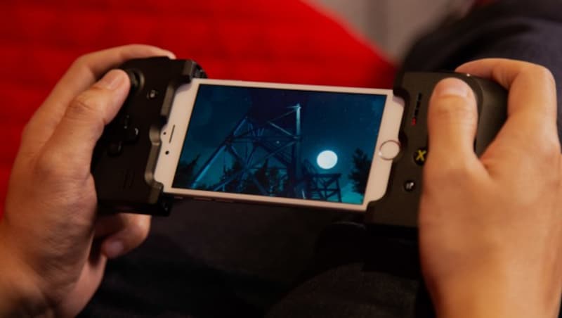 Controller mit Smartphone-Halterung oder Smartphone-Halterungen für vorhandene Bluetooth-Controller gibt es im Online-Handel in großer Zahl. (Bild: steampowered.com)