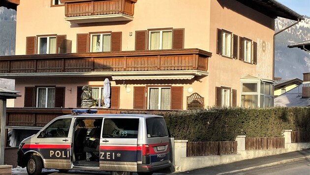 Die Polizei und die Freunde des Toten vermuten, dass er in der Nacht vom Balkon aus dem zweiten Stock gestürzt ist. (Bild: Christoph Laible)