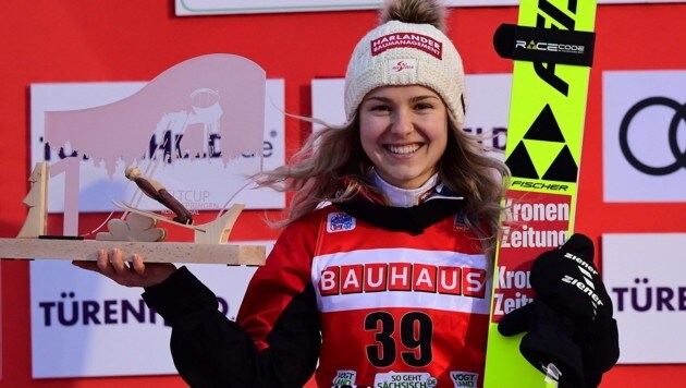 Chiara Hölzl hatte nach ihrem Premieren-Triumph in Klingenthal allen Grund zur Freude. (Bild: EPA)
