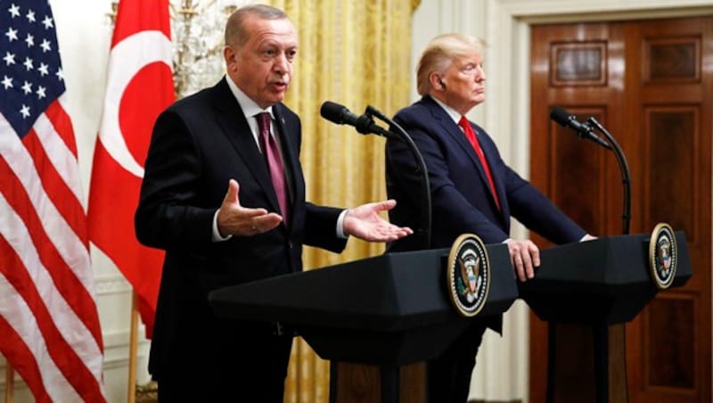 Bei Recep Tayyip Erdogans Besuch im Weißen Haus im November outete sich US-Präsident Donald Trump noch als „großer Fan“ des türkischen Staatschefs. Mittlerweile dürfte das Verhältnis zwischen den NATO-Partnern etwas angespannter sein. (Bild: AP)