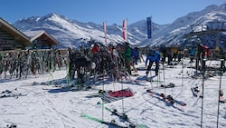 Das Ehepaar hatte sich auf Skidiebstähle spezialisiert (Symbolbild).