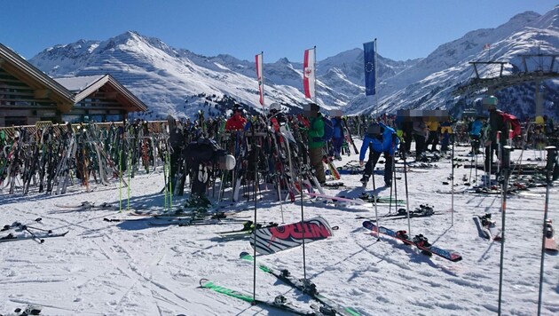 Meist werden Skier unbeaufsichtigt zurück- gelassen und sind somit leichte Beute für Diebe. (Bild: Rauth Hubert (Symbolbild))
