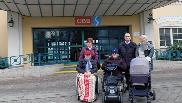 Die Seniorenvertreter Ingeborg Baumgartner (li.) und Gottfried Kneifel (2. v. re.) mit betroffenen Bürgern vor dem Bahnhof Enns (Bild: Horst Einöder/Flashpictures)