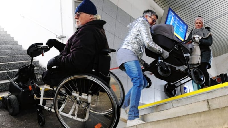 Mit dem Rollstuhl kommt man gar nicht auf die Bahnsteige 2 und 3 - mit einem Kinderwagen nur, wenn man Hilfe hat. (Bild: Horst Einöder/Flashpictures, krone.at-Grafik)