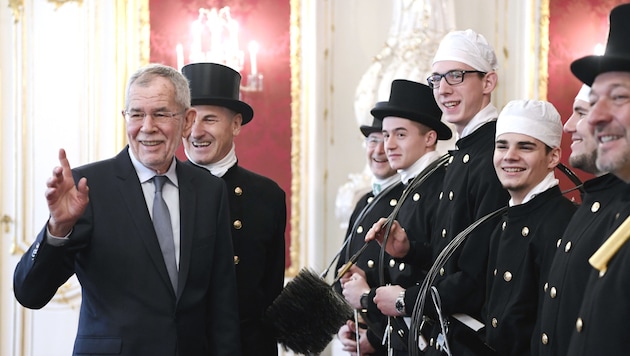 Bundespräsident Alexander Van der Bellen empfing die Vertreter des Bundesverbandes der Rauchfangkehrer in der Hofburg. (Bild: APA)