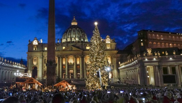 Der Petersplatz im Vatikan ist besonders in der Adventzeit ein sehr schöner Anblick. (Bild: AP)