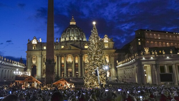Der Petersplatz im Vatikan ist besonders in der Adventzeit ein sehr schöner Anblick. (Bild: AP)