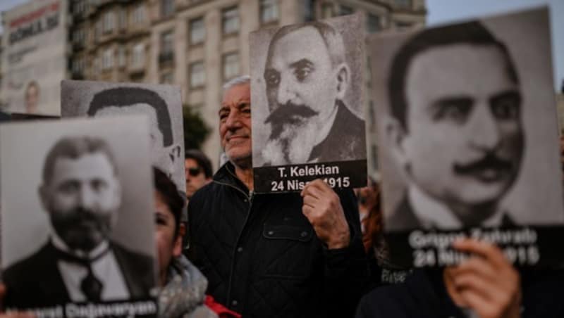 Diese Menschen in Istanbul erinnern an armenische Intellektuelle, die im Jahr 1915 eingesperrt bzw. deportiert wurden. (Bild: APA/AFP/BULENT KILIC)