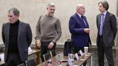 Karl-Heinz Grasser, sein Anwalt Manfred Ainedter und Walter Meischberger setzten sich um. Peter Hochegger blieb als Einziger an seinem „Stammplatz“ im Großen Schwurgerichtssaal. (Bild: APA/HANS PUNZ/APA-POOL)