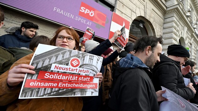 Ein Flashmob vor der SPÖ-Zentrale Ende November (Bild: APA/ROLAND SCHLAGER)