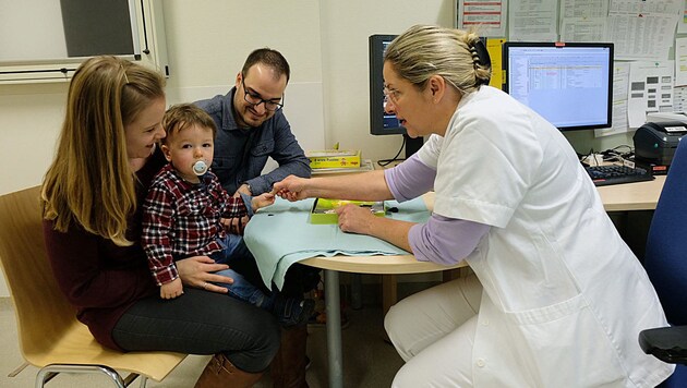 Der kleine Felix Pohn hat endlich eine voll funktionsfähige linke Hand! Hier mit Papa Manuel und Mama Theresa Pohn sowie Dr. Lisa Mailänder. (Bild: Horst Einöder/Flashpictures)