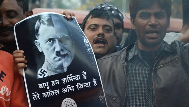 Diese Muslime vergleichen Premier Narendra Modi mit Adolf Hitler. (Bild: APA/AFP/DIPTENDU DUTTA)