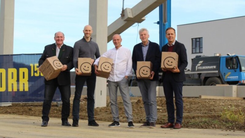 Gabriel Gross (Porr AG), Geschäftsführer Christoph Schreiner (Niceshops), Geschäftsführer Roland Fink (Niceshops), Kurt Schuster (Porr AG), Bürgermeister Karl Konrad (Gemeinde Paldau) (Bild: Niceshops)