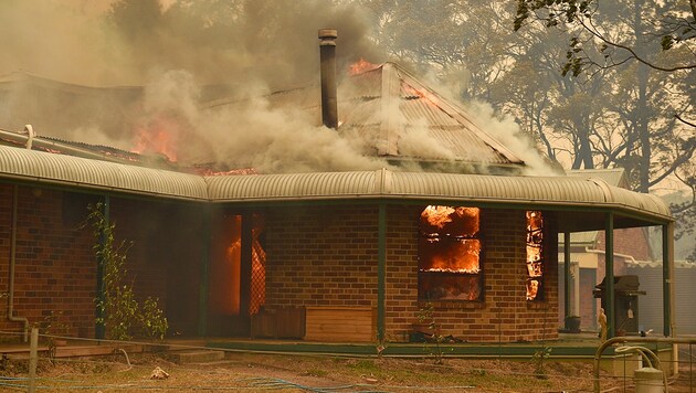 Ein Haus in Mosman, einem Vorort von Sydney, steht in Flammen. (Bild: AFP)