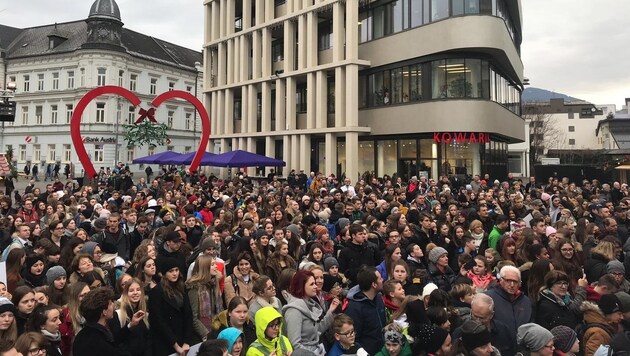 Hunderte Schaulustige versammelten sich auf dem Hanns-Gasser-Platz. (Bild: Katrin Fister)