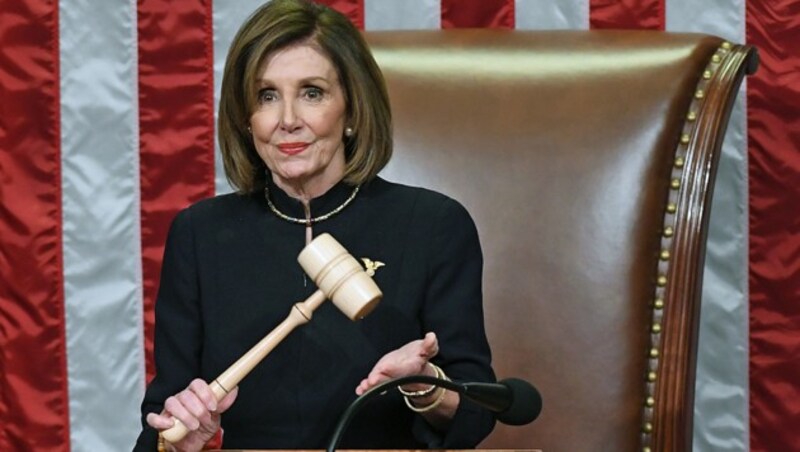 „Trump hat uns keine andere Wahl gelassen“: Nancy Pelosi, Vorsitzende des Repräsentantenhauses und selbst Demokratin (Bild: APA/AFP/SAUL LOEB)