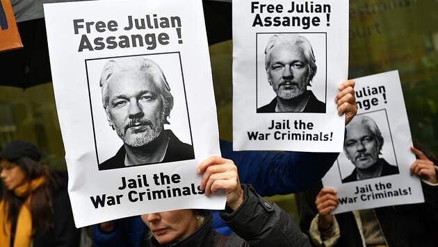 Demonstranten fordern die Freilassung Assanges. (Bild: AFP)