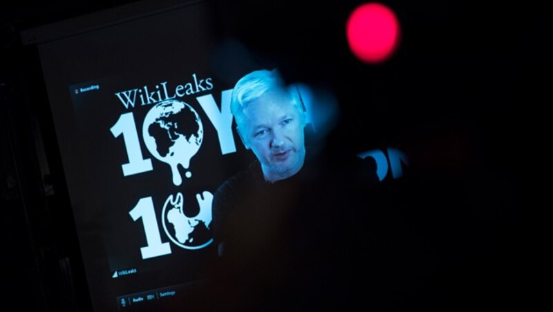 Den zehnten Jahrestag der Gründung der Enthüllungsplattform WikiLeaks erlebte Assange im Oktober 2016 in seinem Exil in der ecuadorianischen Botschaft in London. Via Videoschaltung wandte er sich an die Öffentlichkeit und bedankte sich bei seinen Unterstützern. (Bild: AFP)