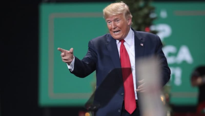 Trump ließ sich während der historischen Abstimmung im Kongress von seinen Anhängern im US-Staat Michigan feiern. (Bild: APA/AFP/GETTY IMAGES/SCOTT OLSON)