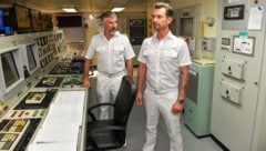 Im Bild: Staff-Kapitän Martin Grimm (Daniel Morgenroth, l.) hat das riskante Manöver des neuen Kapitäns Max Parger (Florian Silbereisen, r.) der Reederei gemeldet. (Bild: ORF)