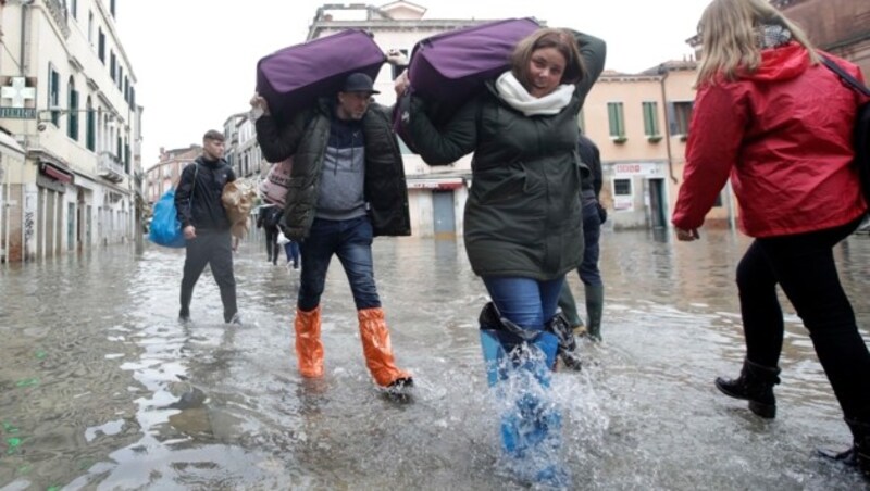 Jene Touristen, die das Hochwasser in Venedig überstanden haben, werden wohl nicht so schnell wieder zurückkehren. Aber auch andere Gäste bleiben derzeit aus. (Bild: AP)