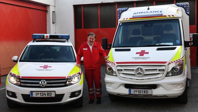 Günter mit seinen Rettungsfahrzeugen – früher war es als Sanitäter unterwegs, heute ist er Fahrer vom Funkarzt. (Bild: LIEBL Daniel)